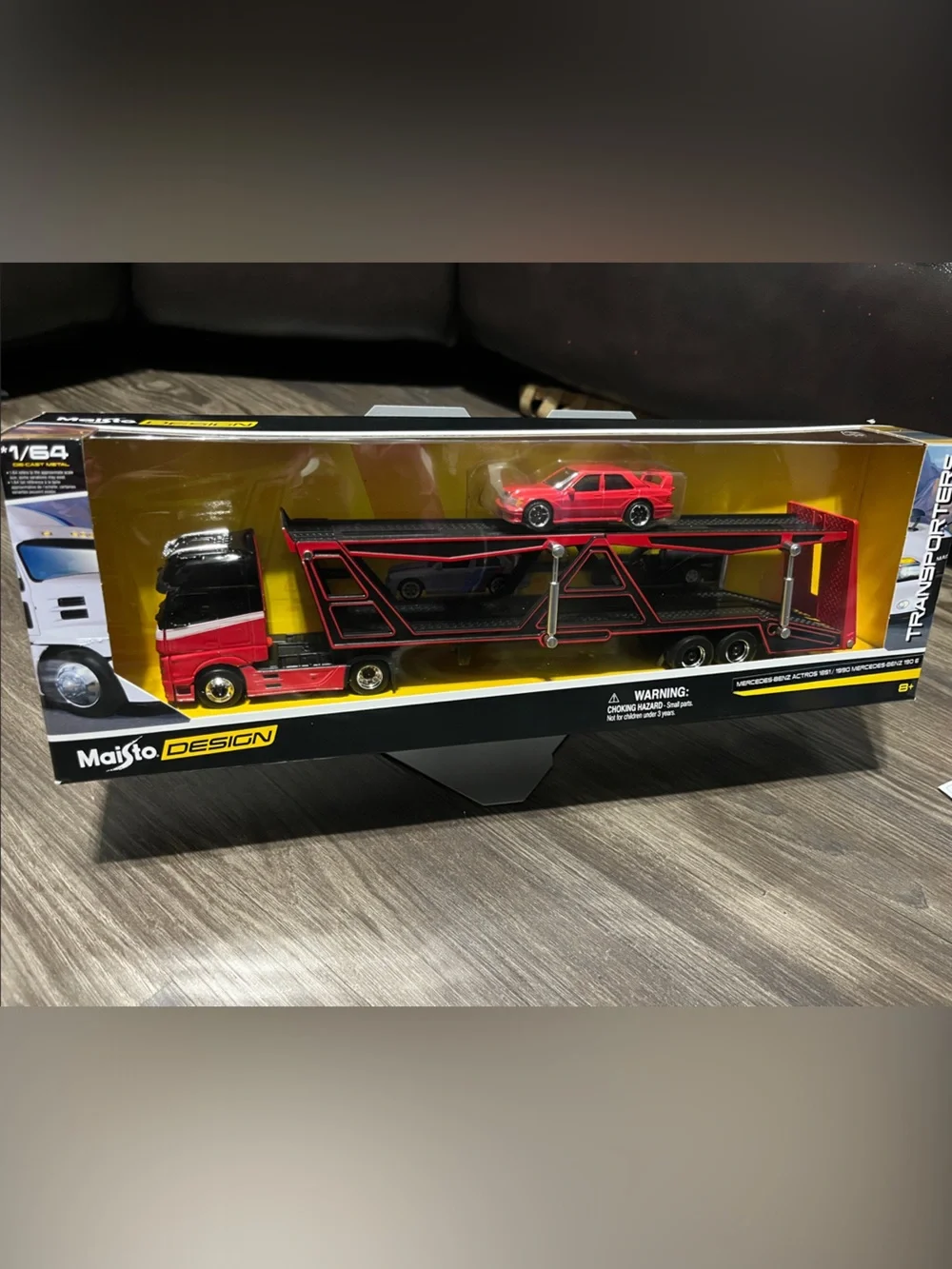 Maisto Design 1/64 Mercedez Benz Actros 1851-1990 Mercedez Benz 190E